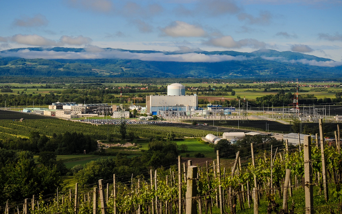 Jedrska energija v Sloveniji. Nuklearna elektrarna Krško, ki jo obkrožajo sadovnjaki. Slovenija. Foto: Boštjan Colarič